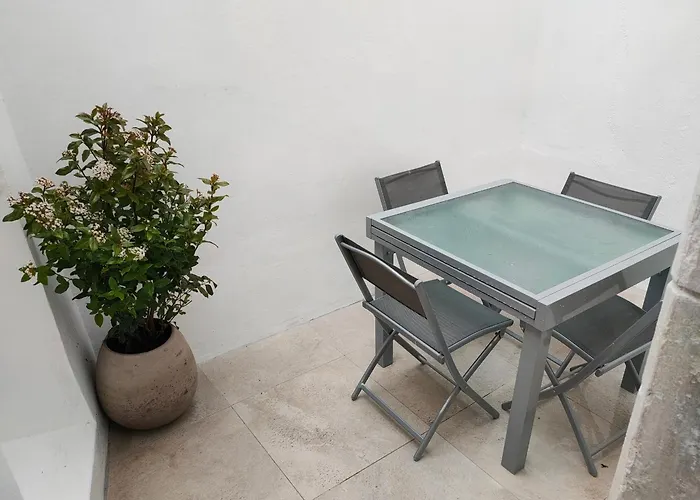 Maison 2 Avec Cour Privée, à 200m De La Et Proche Commerces - - Fr-1-197-557